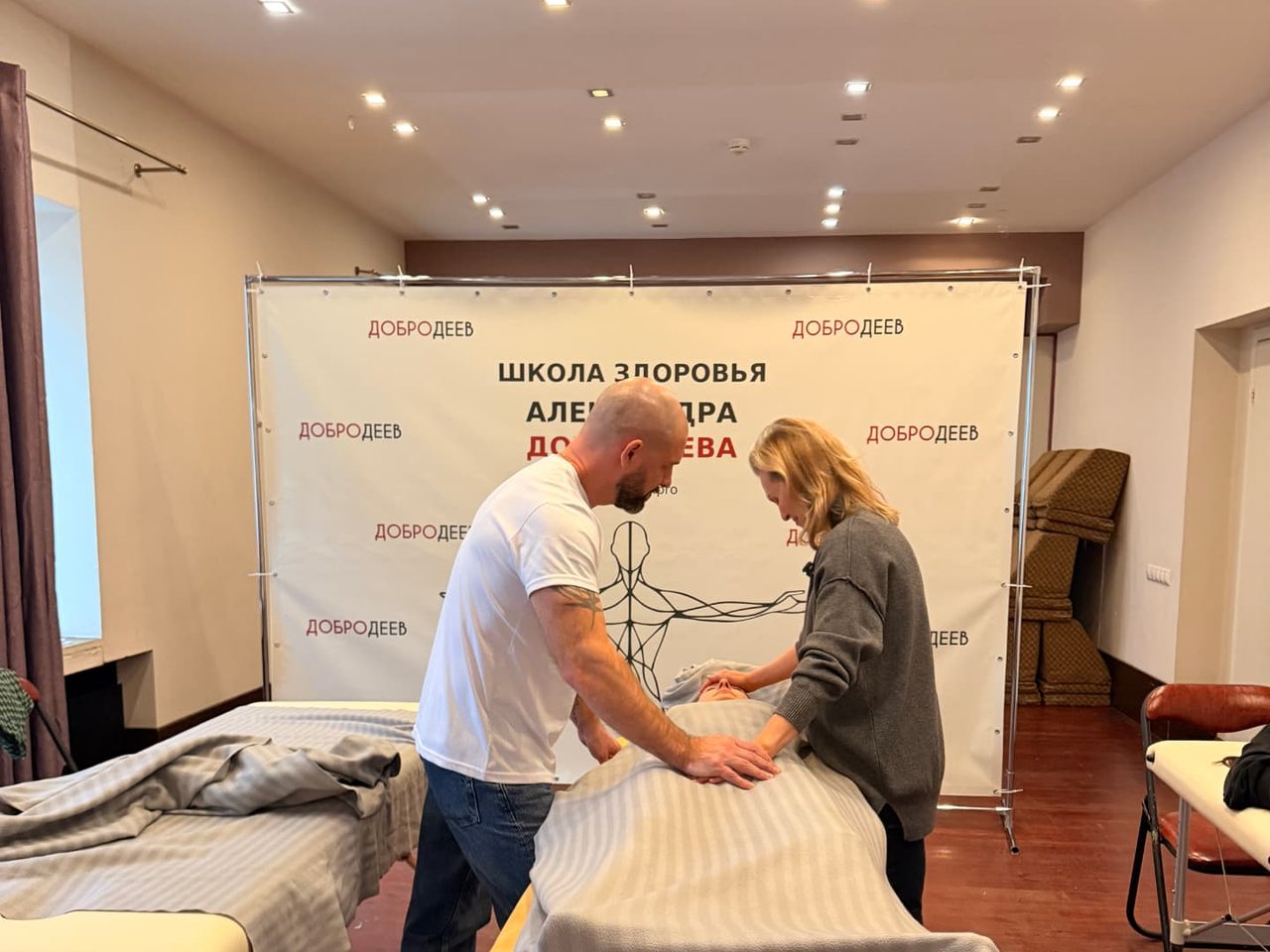 Практика на занятии: работа с клиентом у баннера «Школа здоровья Александра Добродеева»